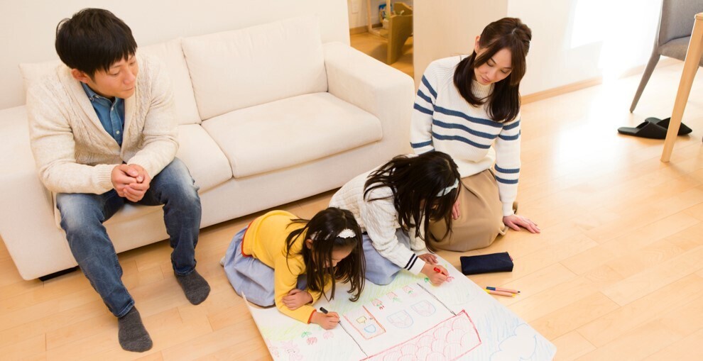 お絵かきを楽しむ子どもと保護者の写真