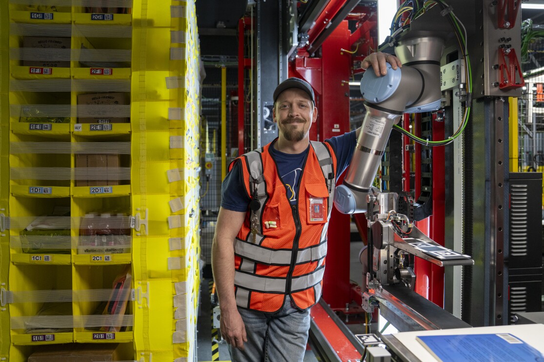 Ein Roboter mit Tastsinn wird in Logistikzentren von Amazon eingesetzt und von Mitarbeitenden getestet.