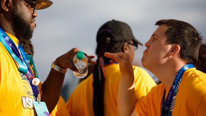 两位男闭幕式与会者似乎开玩笑“开球”面对彼此。