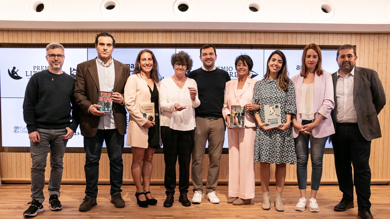 Foto de la entrega del premio con Pilar en el medio con el guardón.