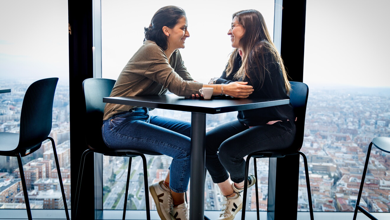 Mariana y Laura posando en las oficinas de MAD15. 