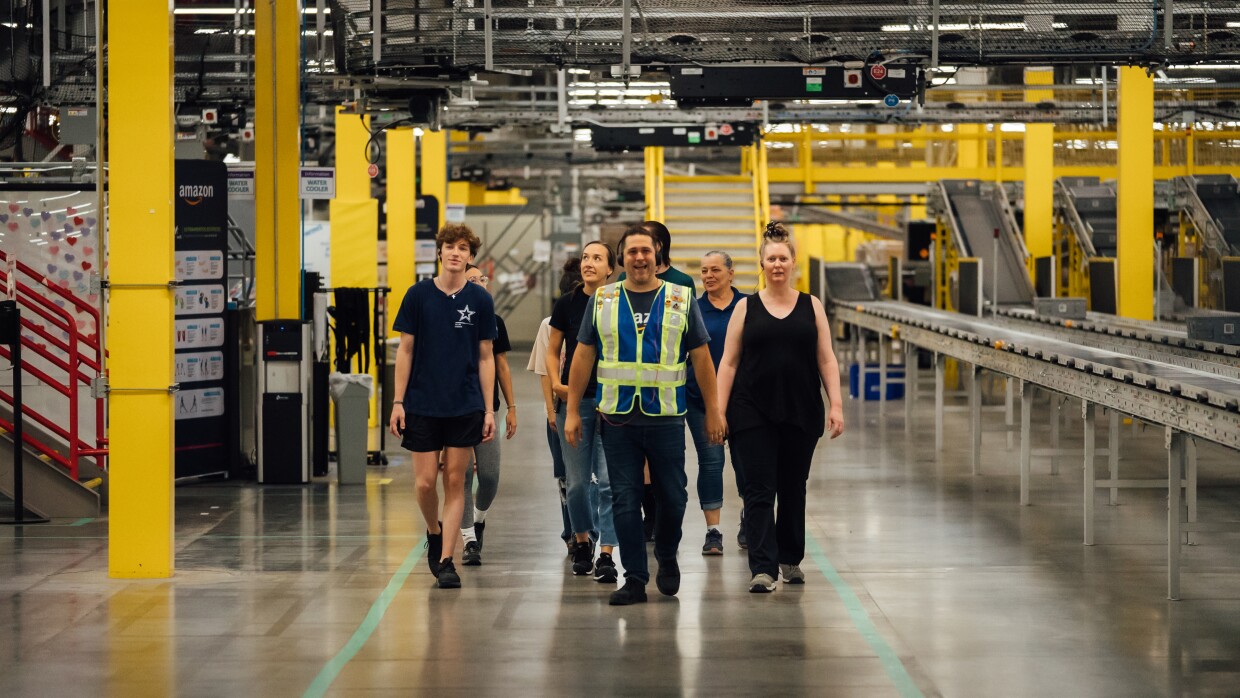 visite de groupe dans le centre de distribution Amazon