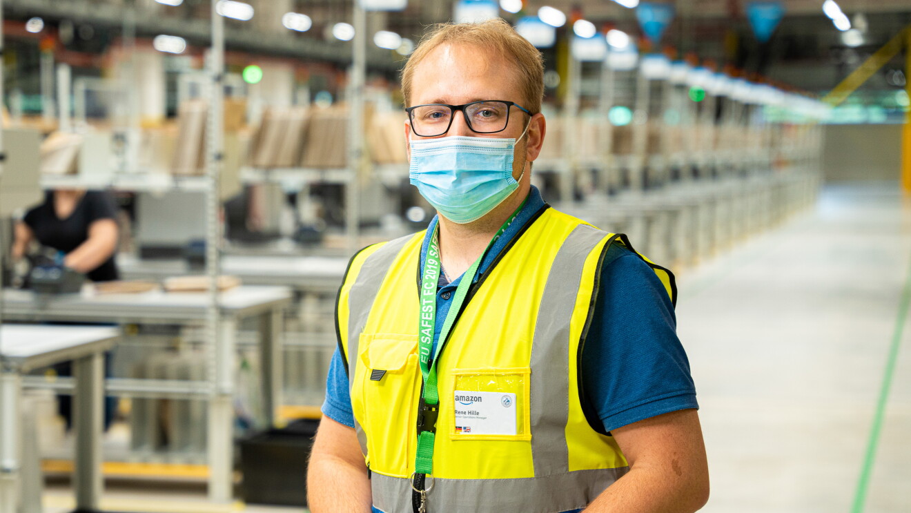Senior Operations Manager René Hille mit Maske und Weste im Amazon Logistikzentrum in Oelde