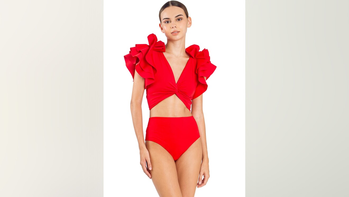 Imagen de una modelo con una pieza de Maygel Coronel.