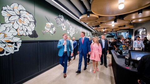 当地官员的形象游览亚马逊的第二总部开幕