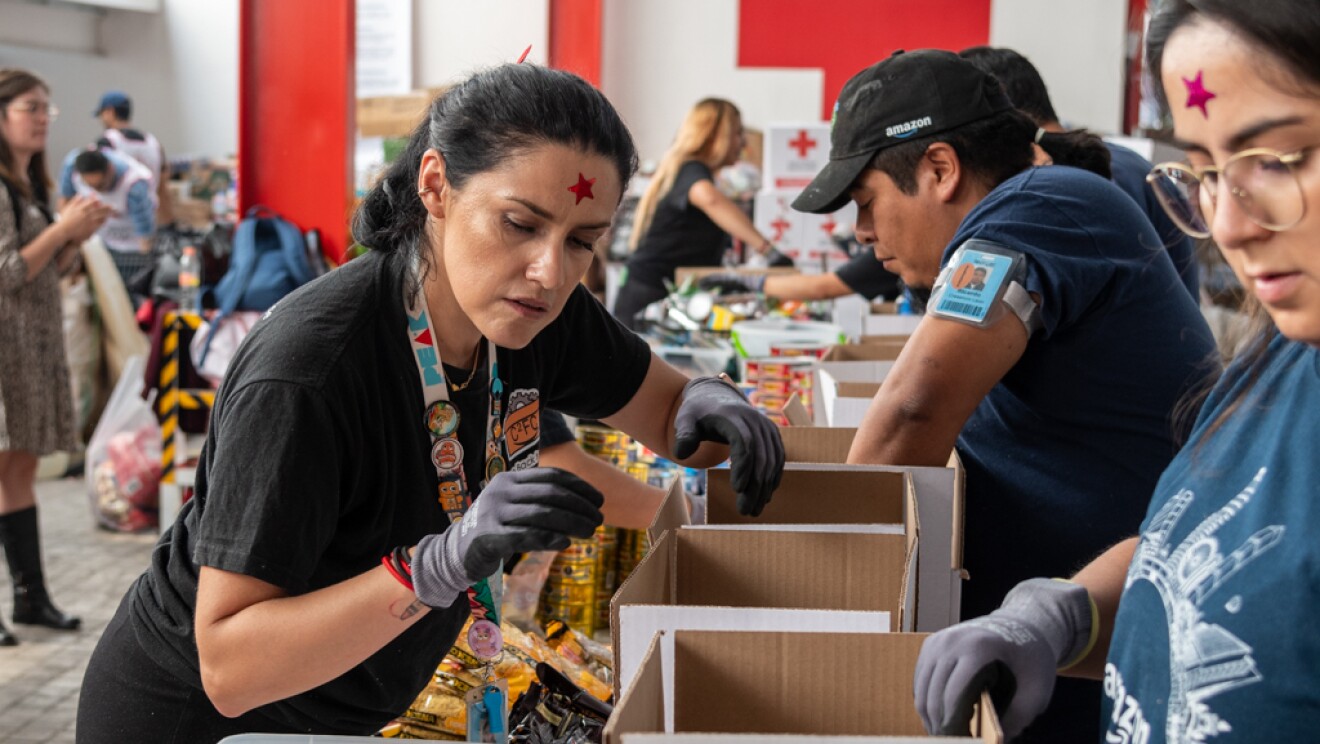 Voluntarios de Amazon encajando productos.