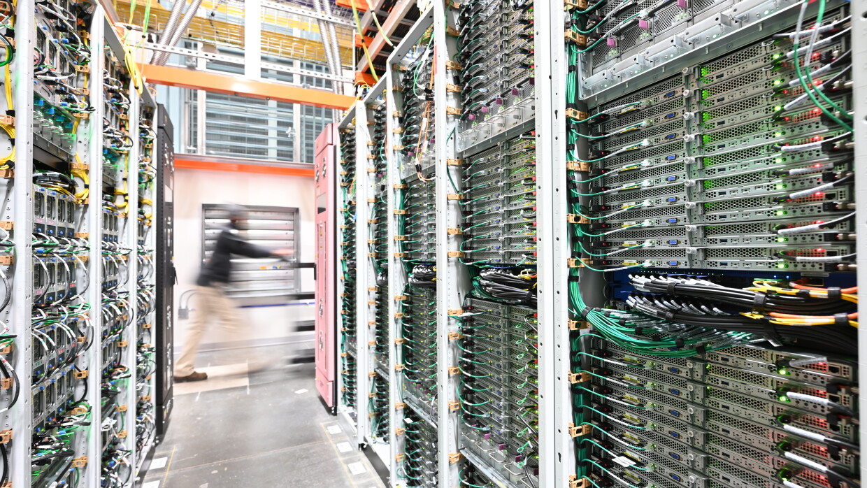 AWS_Data_Center_Interior_2.JPG 