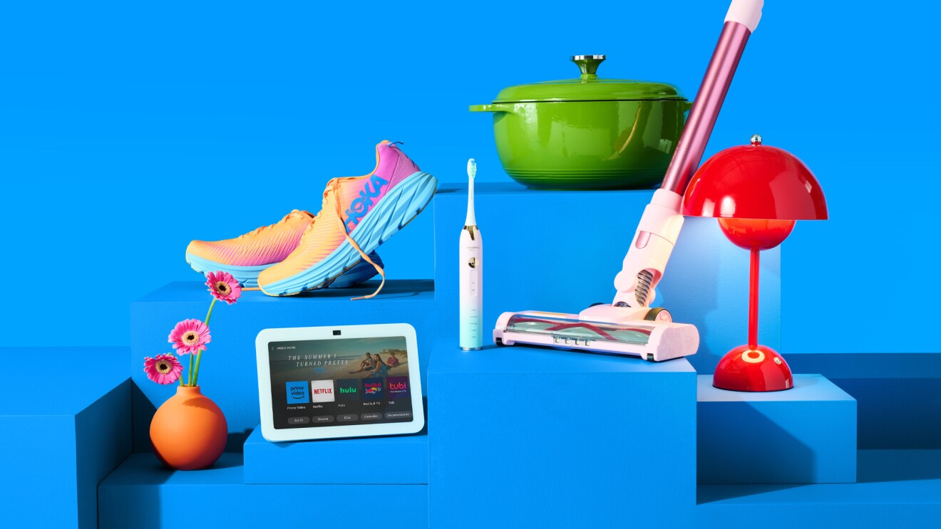 Prime Day Bild mit Staubsauger, Fire Tablet, Schuhen und Zahnbürste und anderen Produkten.