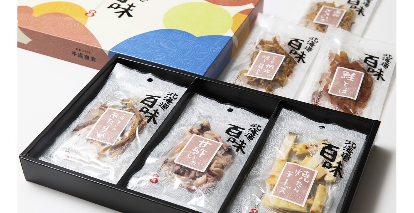 あたりめや甘酢イカ、たらチーズ、鮭とばなどの小袋が箱に詰められたセット