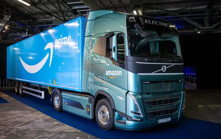 Der Volvo Electrical Truck steht in einer Lagerhalle. Er ist auf der Seite mit Amazon Logos gebrandet.