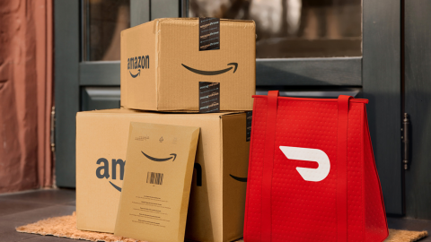 Colis Amazon et DoorDash devant une porte