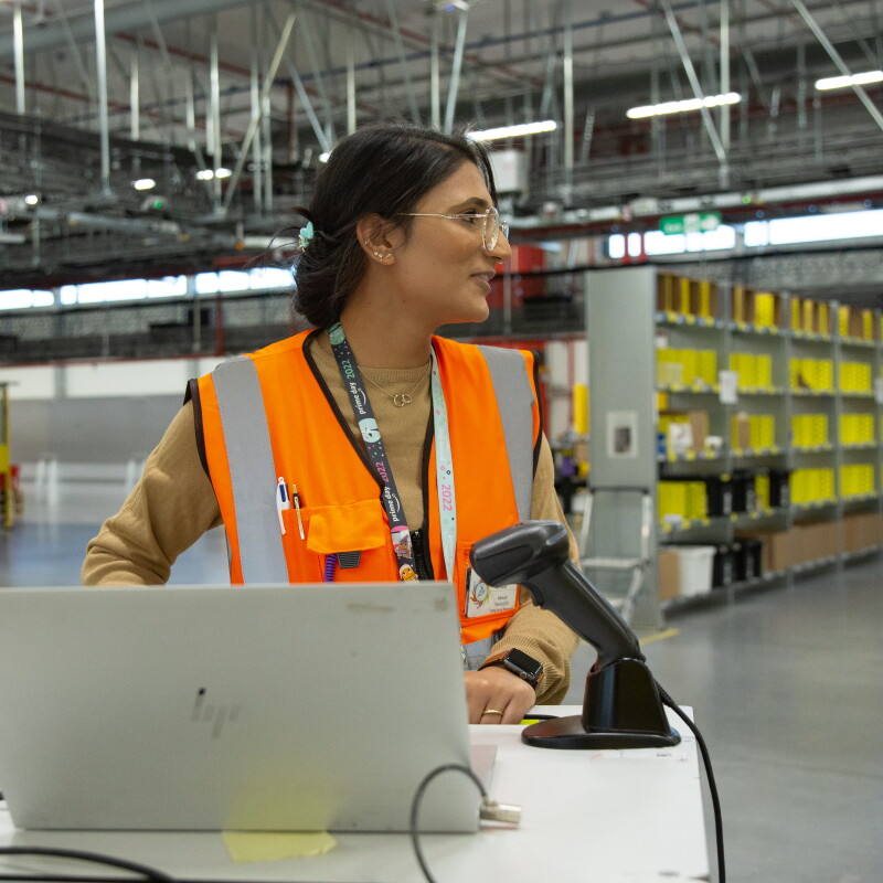 Lavoratori del centro logistico di Amazon
