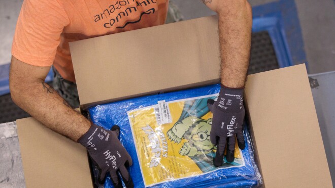 多里安飓风过后,亚马逊员工准备分发物品。