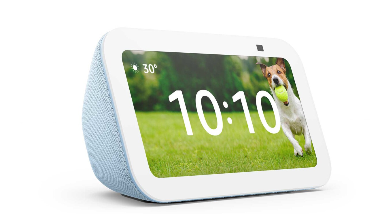 Echo Show 5 クラウドブルーの本体。画面を包む躯体が布地になっていて、その色がクラウドブルーになっている。画面の枠はグレイシャーホワイト