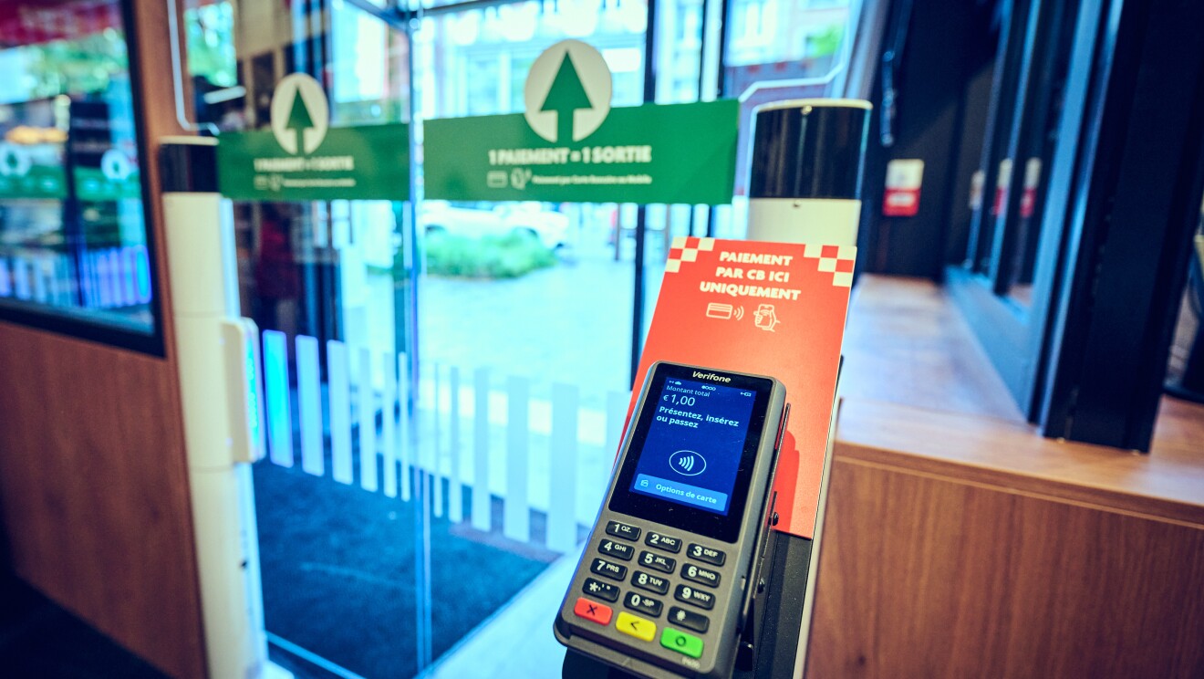 Terminal de paiement à l'entrée avec signalétique de sortie verte