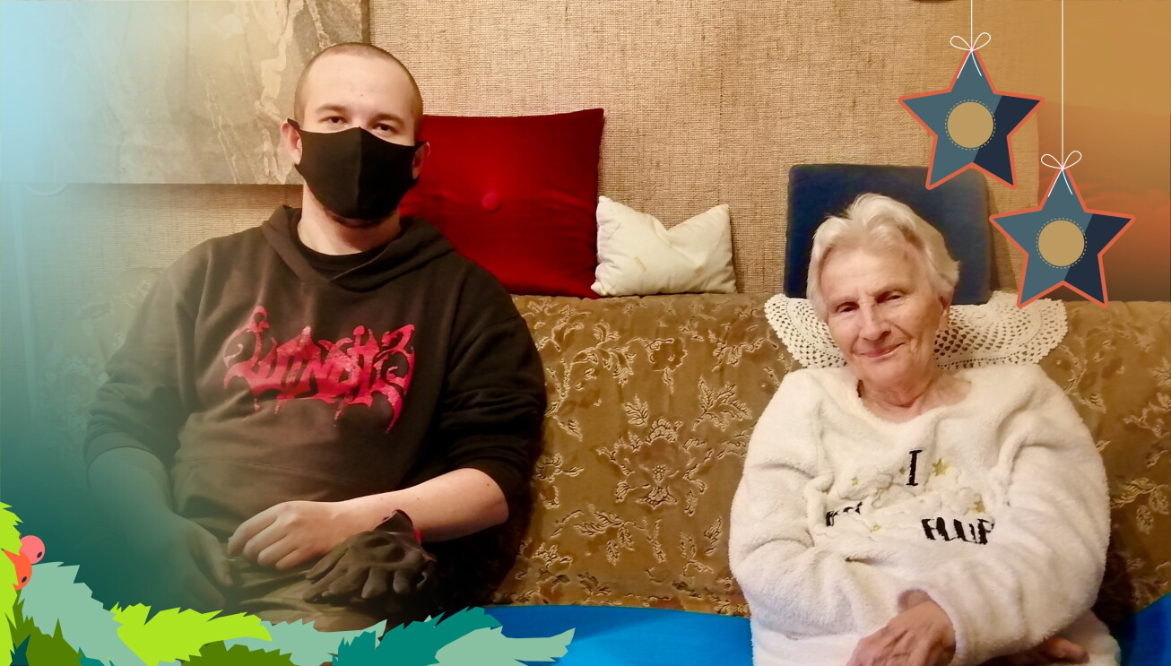 Marco mit Oma auf dem Sofa