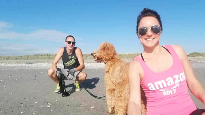 琥珀的图片画廊。第一张图片,Amber在物流中心工作,穿着黄色的安全背心,第二张照片,Amber和她的狗狗和朋友合影,第三张照片,Amber穿着婚礼,看着穿着燕尾服的约会对象微笑。