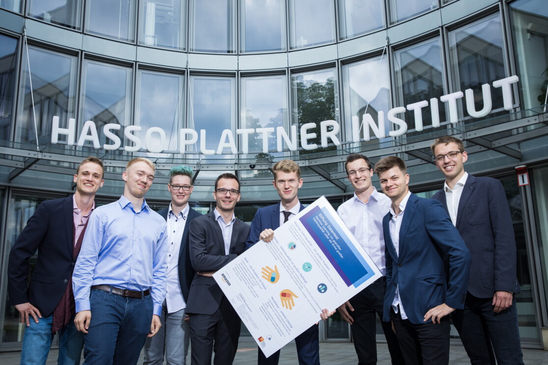 Die acht Studenten stehen vor dem HPI und präsentieren ihr Projekt