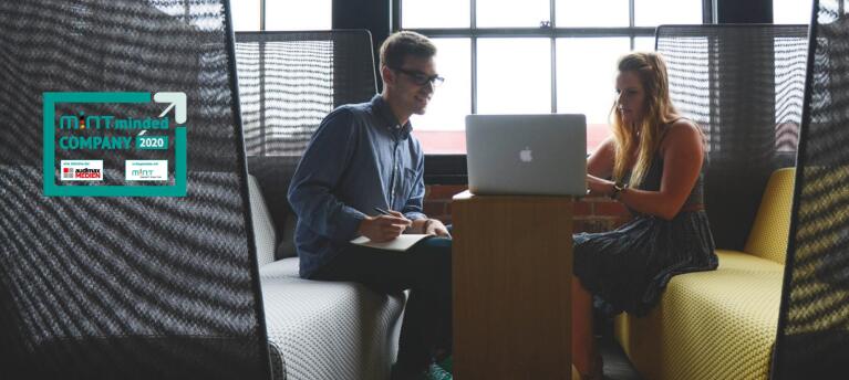 MINT, zwei Menschen sitzen