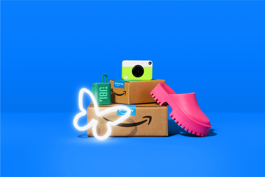 Amazon Prime Day Angebote mit bunten Gadgets und Kartons.