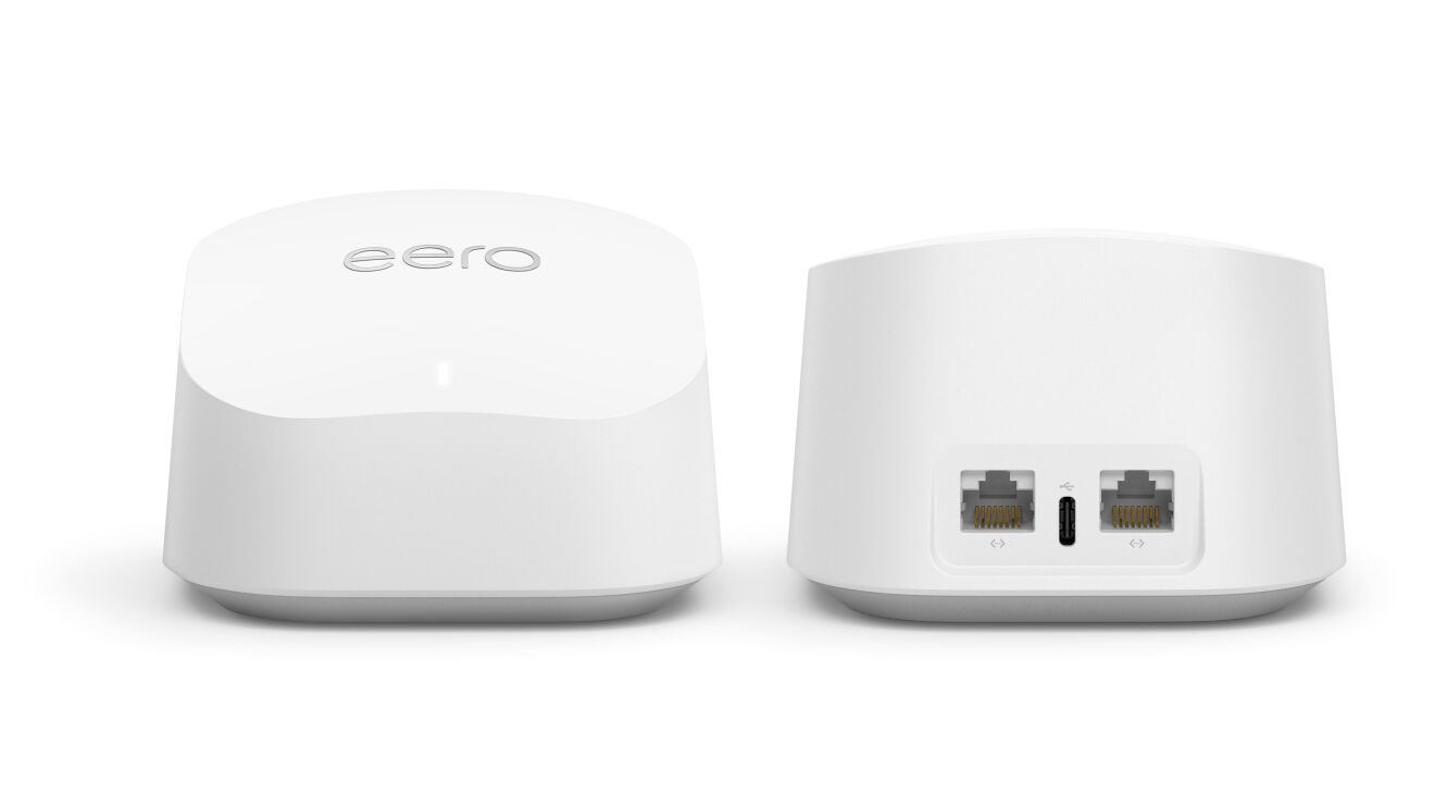 左には小さい白い箱のようなデバイスが「Eero」と印刷されている。右には2つのLANケーブルポートが付いた白いデバイス。