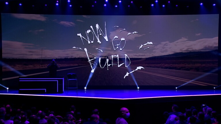 Werner Vogels博士在AWS re:Invent 2021闭幕式主题演讲和Now Go Build奖的舞台上