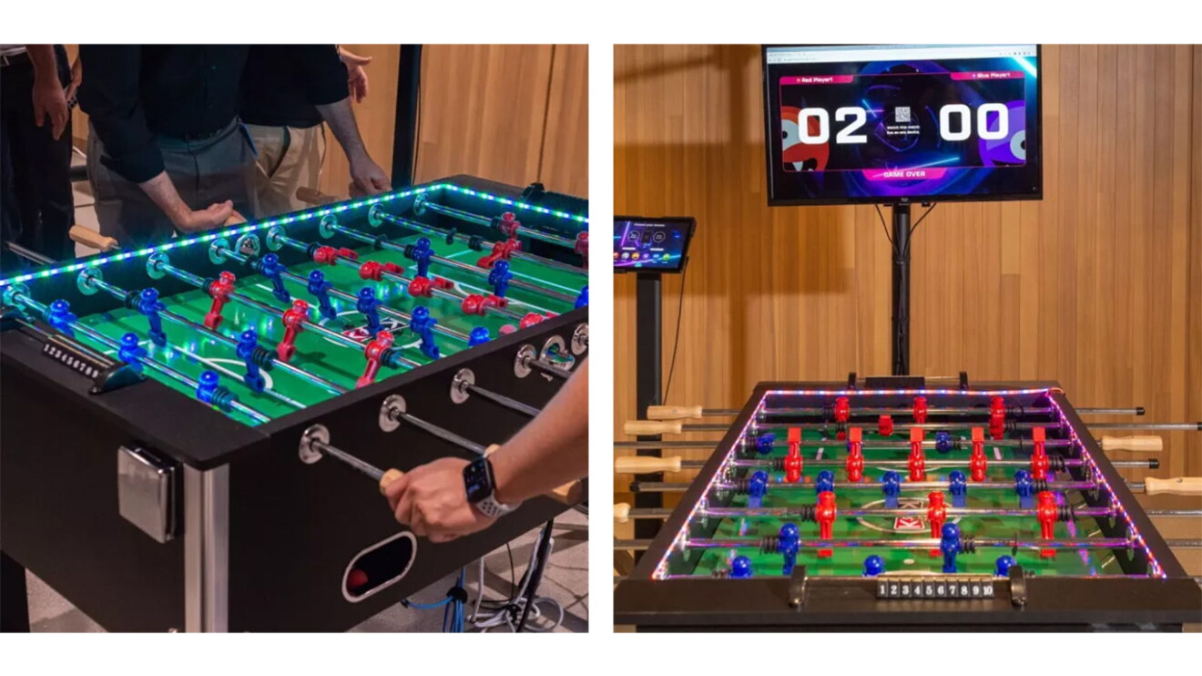 左の画像は、棒を回転させて球をけるフットボールゲームを操作している人。右の画像には「02」と「00」が表示されているスクリーンの前に置かれているフットボールゲーム