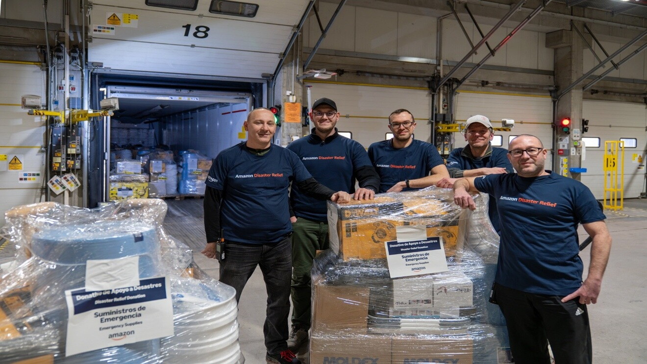 Nach den heftigen Unwettern arbeitet Amazon mit dem Spanischen Roten Kreuz und lokalen Ersthelfern zusammen, um betroffene Regionen in ganz Andalusien zu unterstützen.