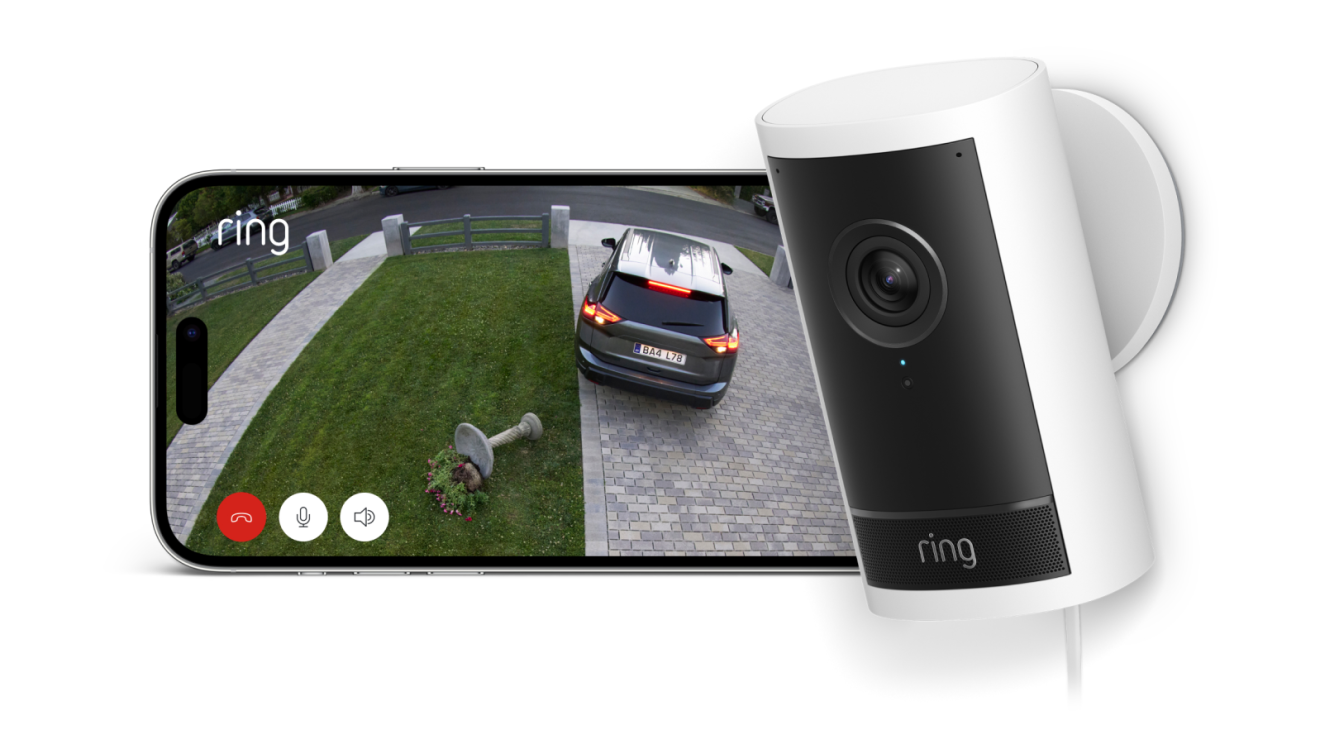 Caméra de sécurité Ring surveillant une allée avec une voiture et un écureuil visibles sur l'écran d'un smartphone