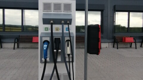 Stacja ładowania dla pojazdów elektrycznych w centrum logistyki w Okmianach