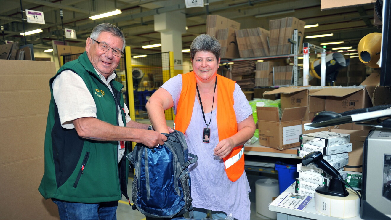 Amazon Mitarbeiterin hilft bei der Backpack-Aktion der Tafel. 