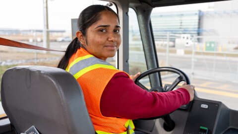 Amazon bonifie notre prestation de formation Career Choice, permettant aux employés admissibles de nos diverses entreprises et installations, y compris nos centres de distribution, nos stations de livraison et nos centres de tri, d'acquérir de nouvelles compétences pour réussir leur carrière. Les programmes les plus populaires comprennent le camionnage, l'analyse de données et la cybersécurité.