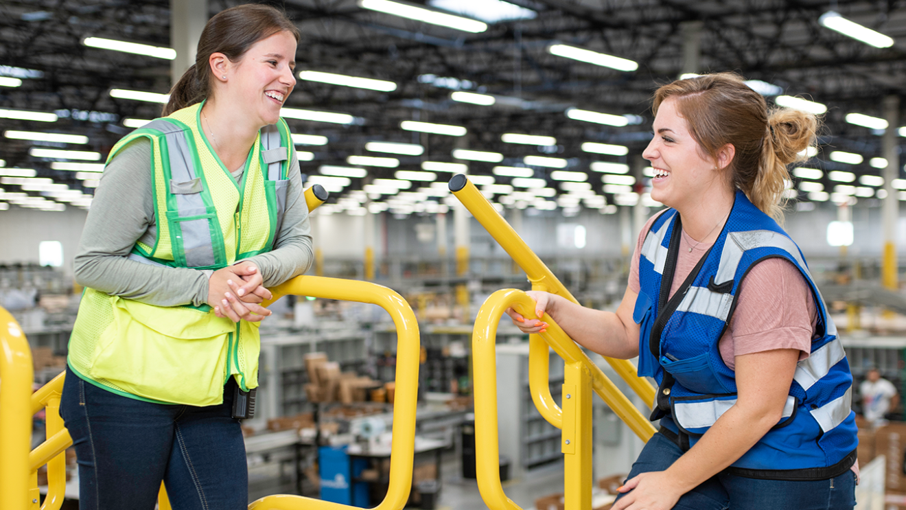 Zwei Frauen im Logistikzentrum