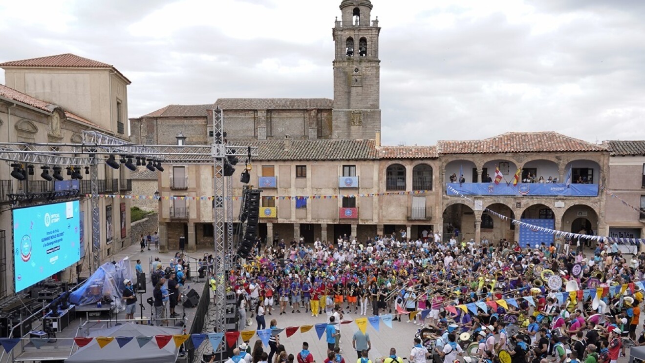 Plaza mayor de Medinaceli con la foto de la charanga