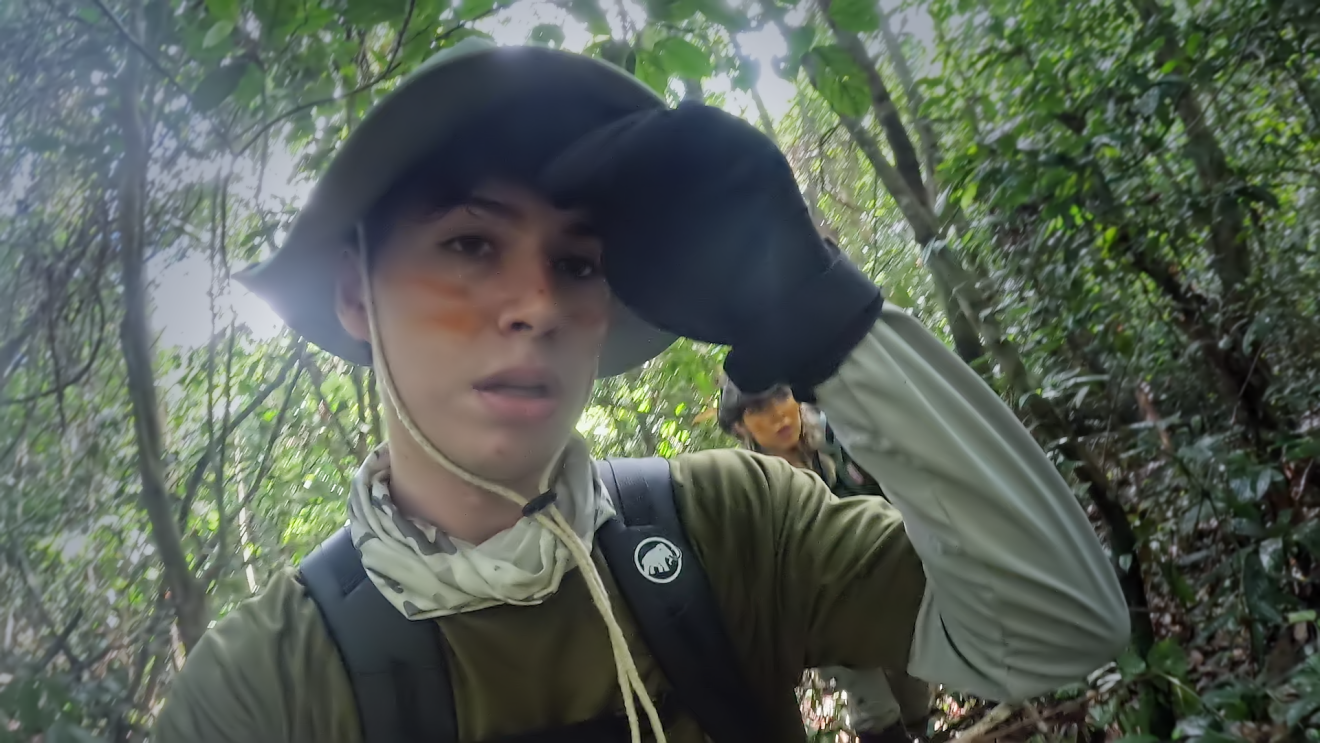 7 vs. Wild: Teilnehmer im Dschungel guckt müde in die Kamera