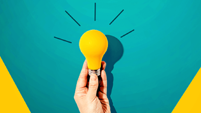 一只手拿着一个灯泡,背景是水黄色。灯泡是黄色的,并有插图线从它。