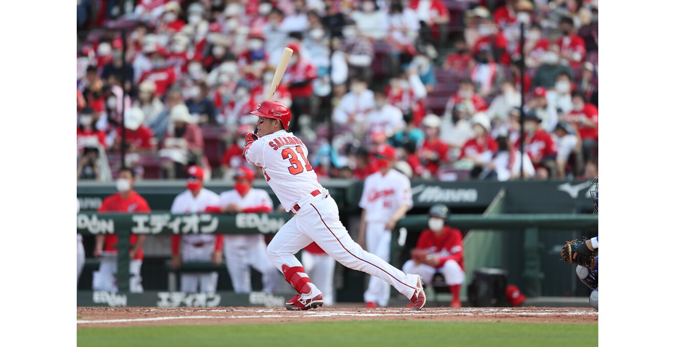 大きく振り切った広島カープのバッター背番号31