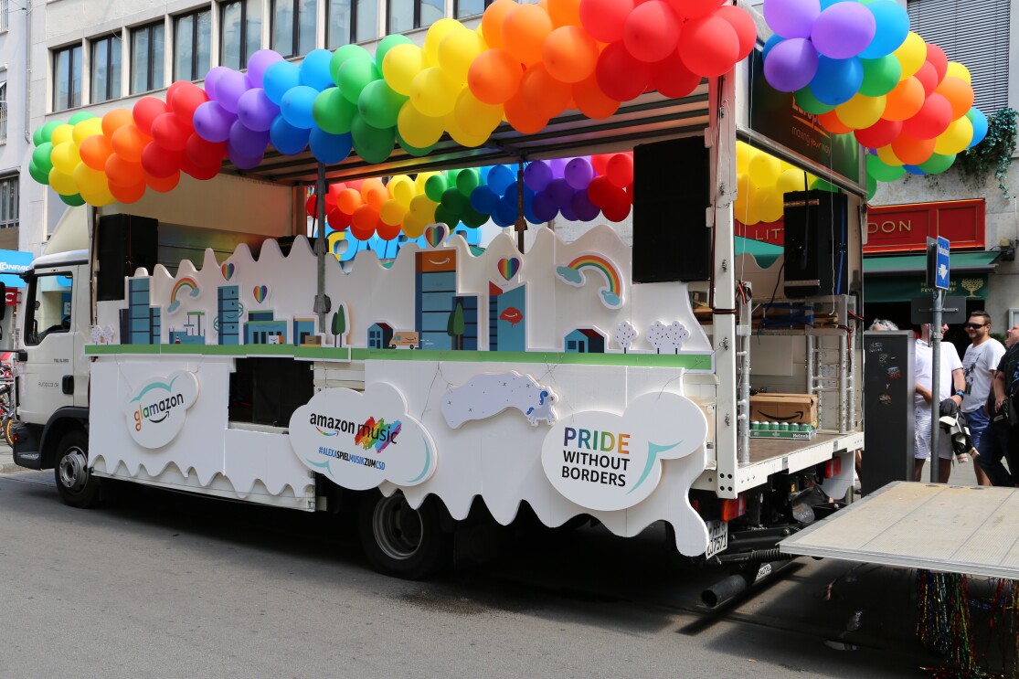 Glamazon-Wagen wird für den Christopher Street Day in München vorbereitet.