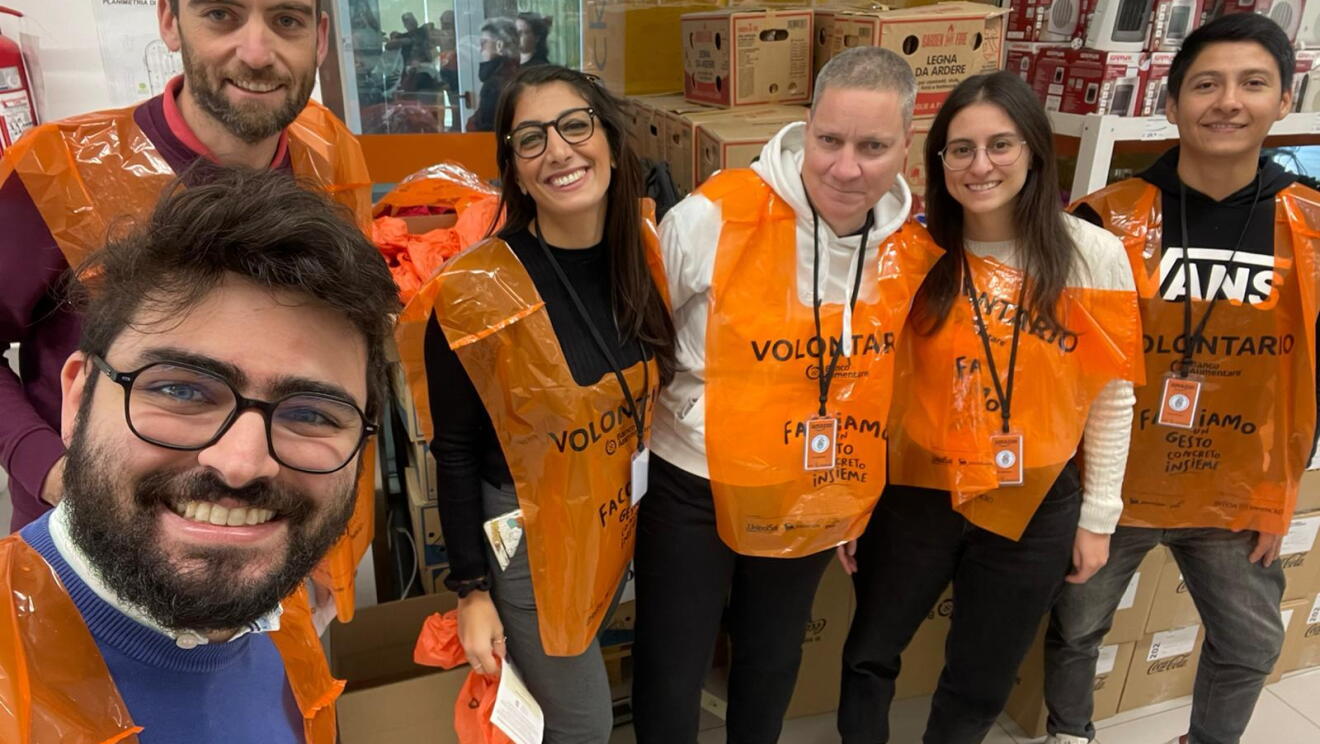 Amazon employees vlunteering at the 2023 Food Collection Day 
