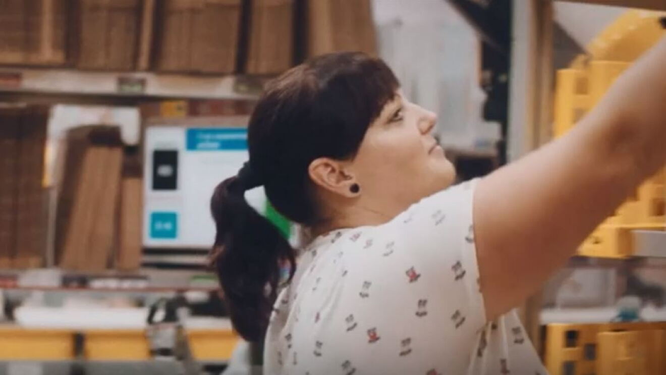 Frau arbeitet im logistikzentrum