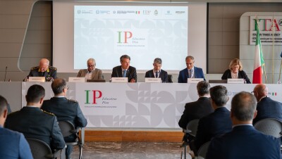 In ordine da sinistra: Rosario Massino, Comandante del Comando Unità Speciali della Guardia di Finanza, Amedeo Teti, Capo Dipartimento Mercato e Tutela del Ministero delle Imprese e del Made in Italy, Lorenzo Galanti, Direttore Generale Agenzia ICE, Fabrizio Lobasso, Vice Direttore Generale per la Promozione del Sistema Paese e Direttore Centrale per l’internazionalizzazione economica del Ministero degli Affari Esteri e della Cooperazione Internazionale, Felice Assenza, Capo Dipartimento dell'Ispettorato centrale della tutela della qualità e della repressione frodi dei prodotti agroalimentari del Ministero dell'Agricoltura, della Sovranità alimentare e delle Foreste, Bianca Maria Martinelli, Senior Director Corporate Strategy and Policy, Amazon Italia