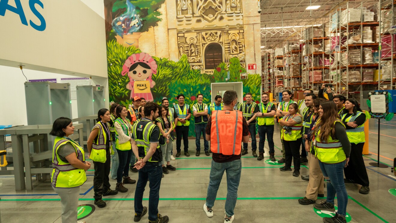 Jared Borgetti visitó el centro de envíos de Amazon MEX3
