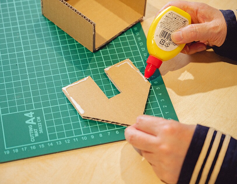 おうち時間に楽しもう。子どもと一緒に簡単ダンボール工作【貯金箱編】