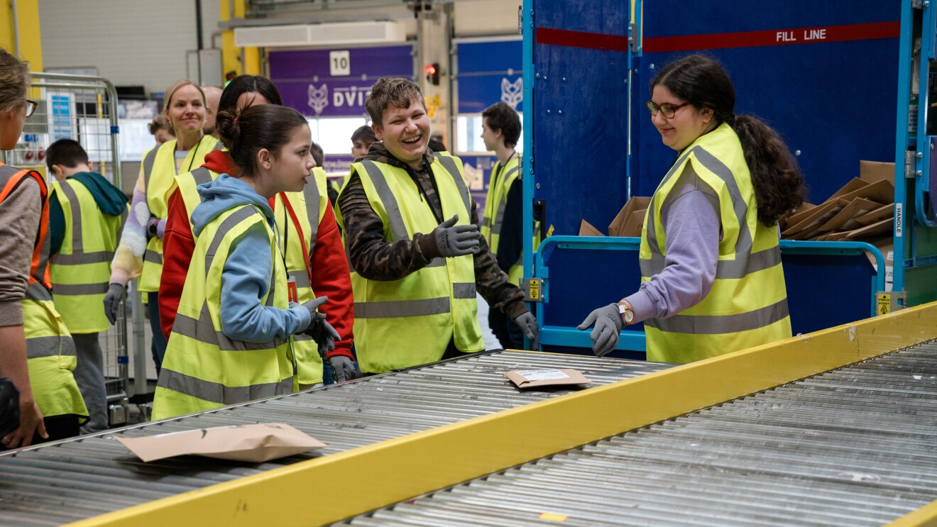 Schüler:innen bei einem Besuch des Amazon Verteilzentrums in Wien.