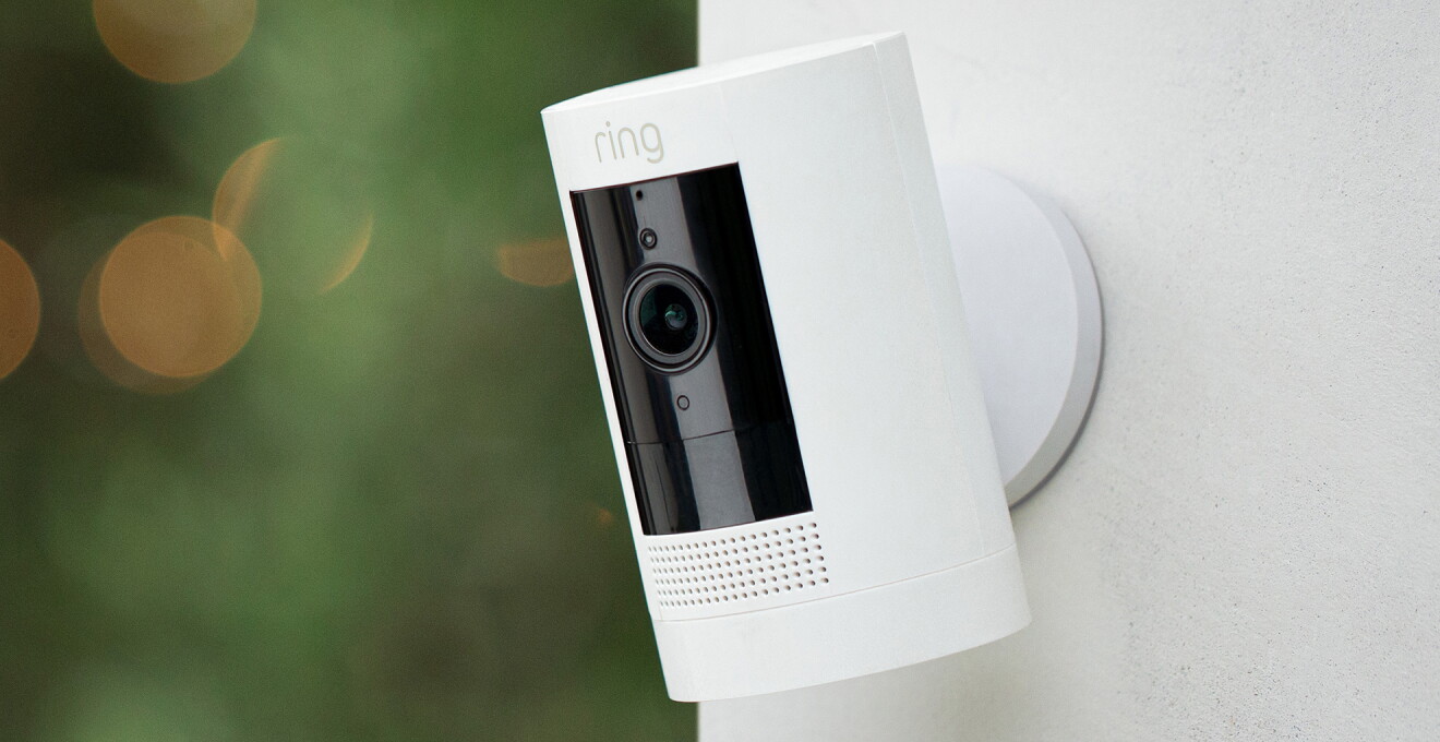 屋外の外壁に設置されたRing Stick Up Cam Batteryの写真