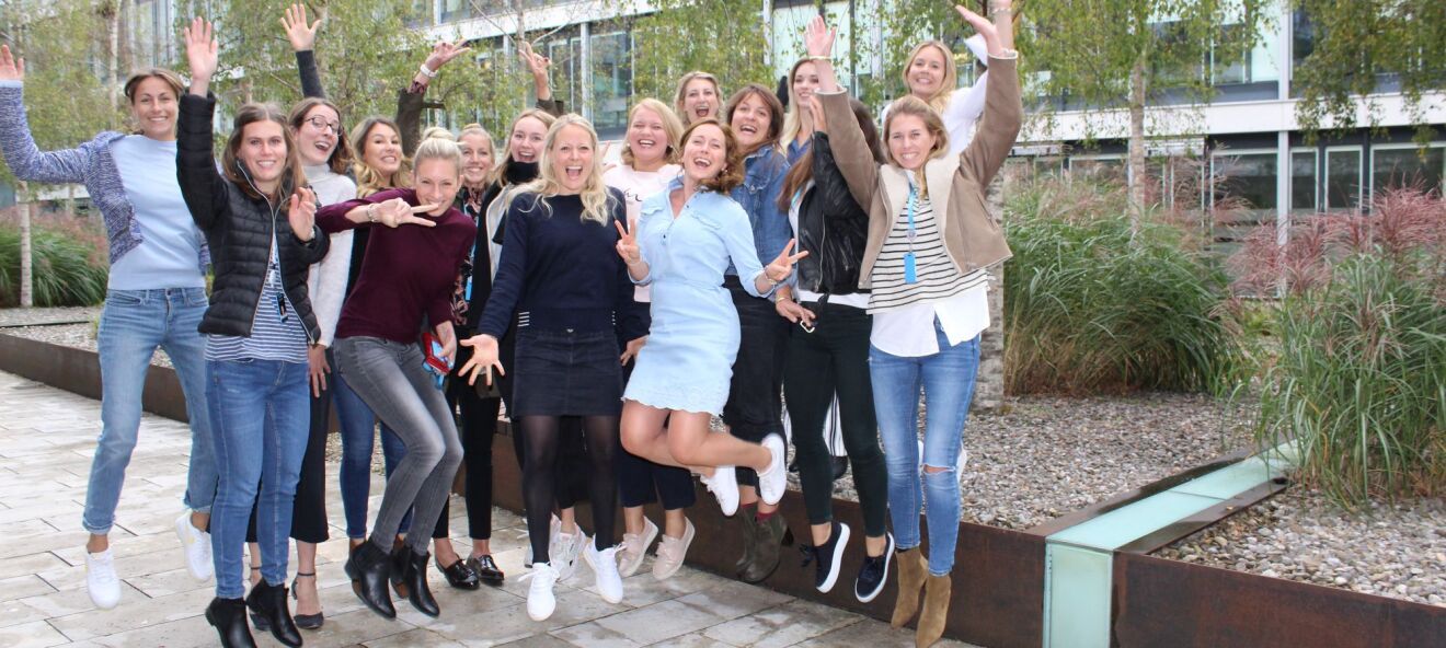 Frauen bei Amazon springen begeistert in die Luft.