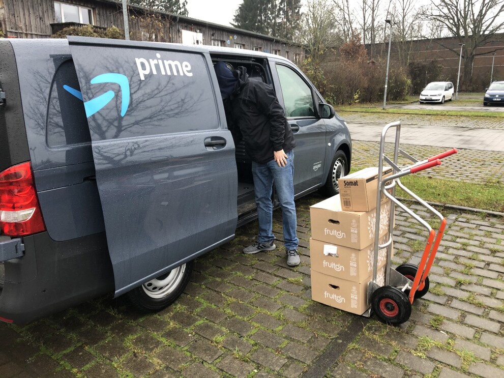 Prime Van mit Kartons für die Tafel
