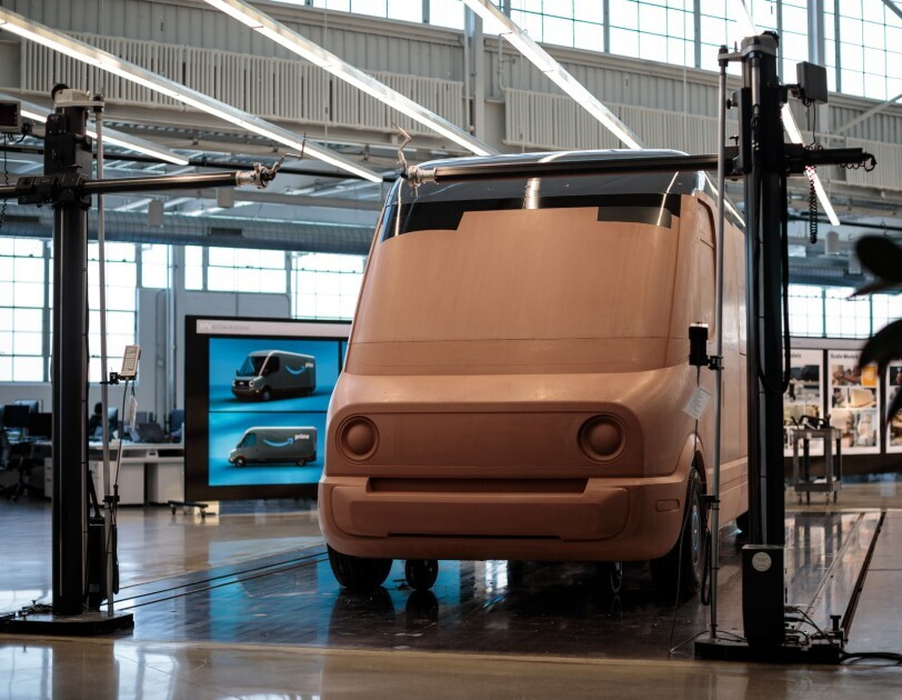 Pełnowymiarowy, gliniany model elektrycznego samochodu dostawczego Amazon w siedzibie głównej Rivian w Plymouth (stan Michigan).