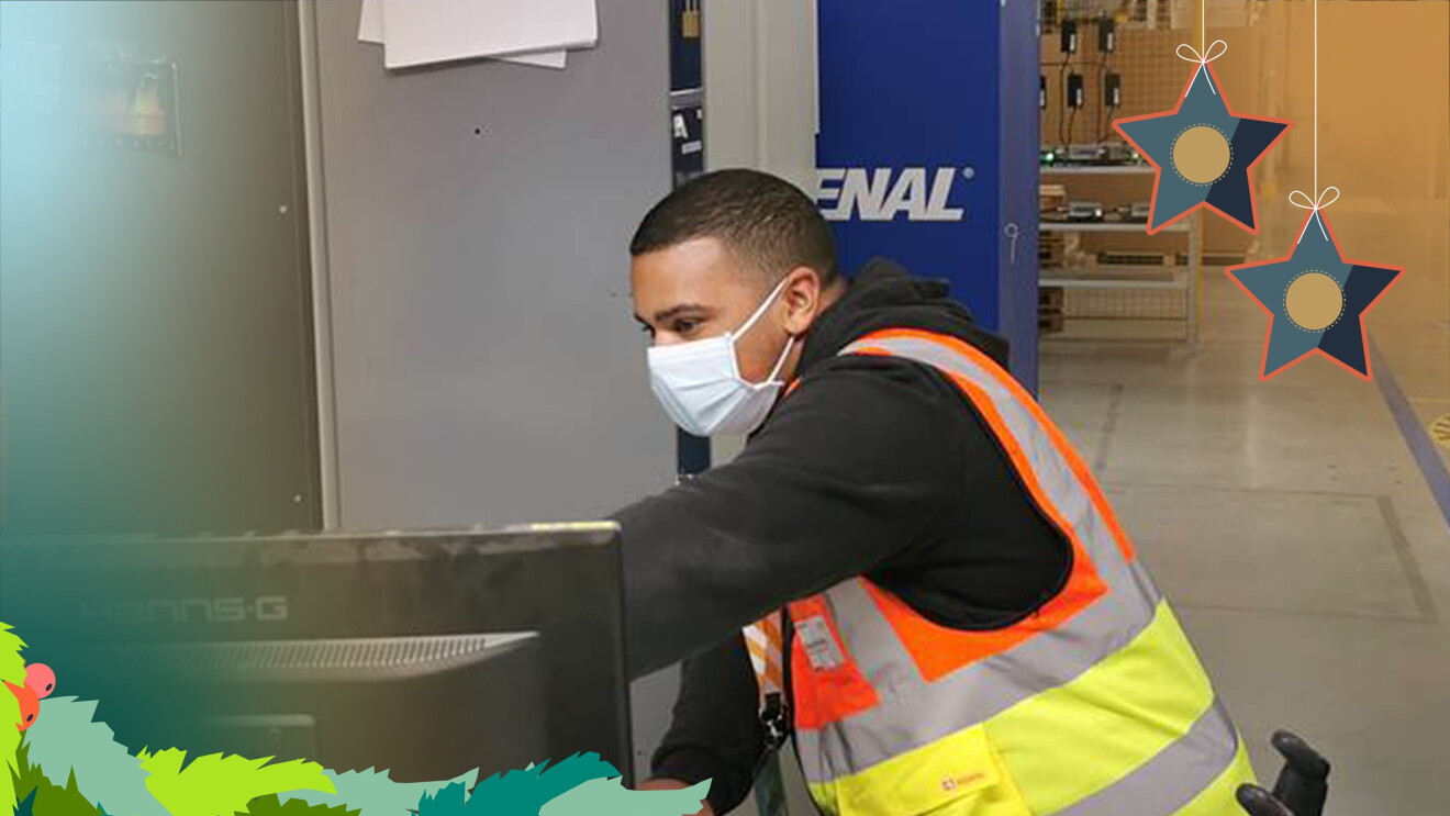 Diego im Logistikzentrum bei der Arbeit