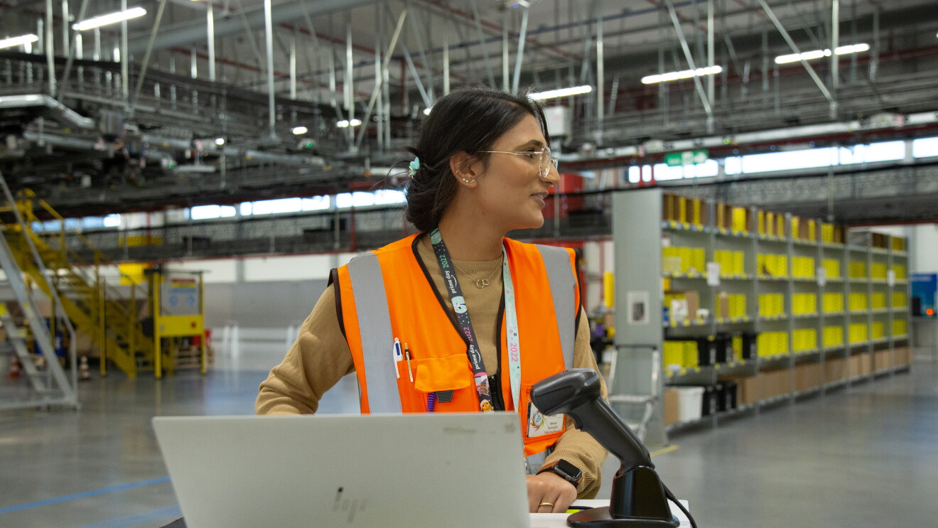 Lavoratori del centro logistico di Amazon